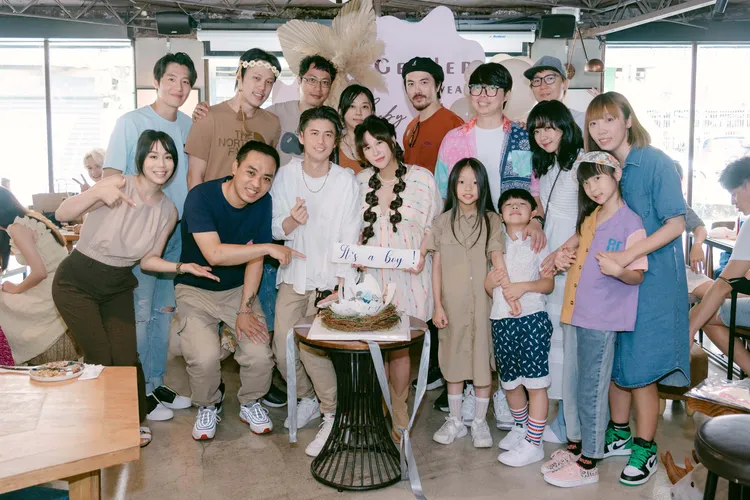 潘嘉麗（前排左四）昨挺6月肚和游政豪（前排左三）辦Baby Shower，演藝圈好友齊聚祝賀。游手好弦娛樂提供