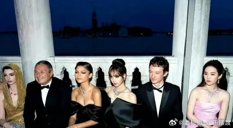 Frédéric（右二）陪Lisa（右三）看秀。翻攝西欄微娛樂擺渡微博