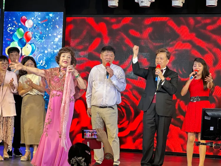 馮凱導演（中）為媽媽周遊（左）獻唱。黃盈容攝