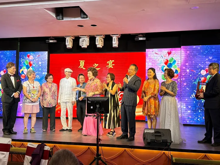 阿姑（中）生日，許多資深藝人都來祝賀。黃盈容攝