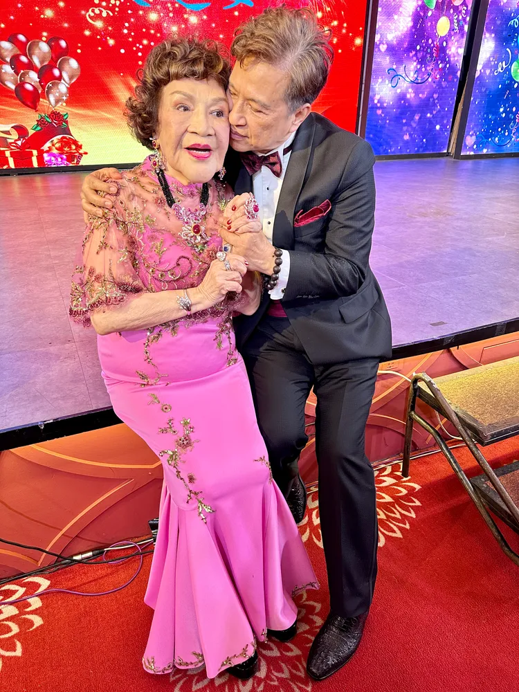 李朝永（右）親阿姑當眾曬恩愛。黃盈容攝