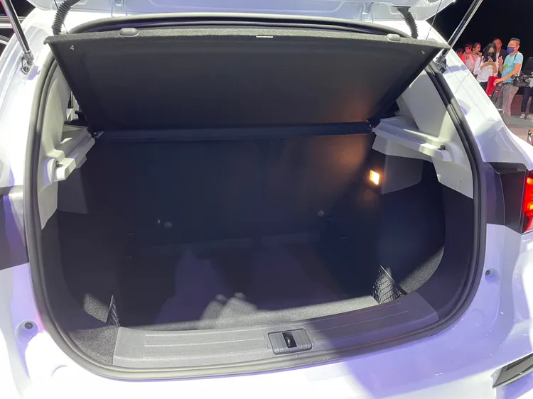 行李廂基本具有448公升容積，透過行李廂底板的空間擴增設計可提升至528公升，椅背傾倒最大可創造出1375公升。林浩昇攝