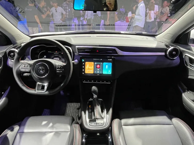 車艙採用三幅式皮質方向盤與車內大量軟質、皮質用料，搭配紅色車縫線帶來進階的質感。林浩昇攝