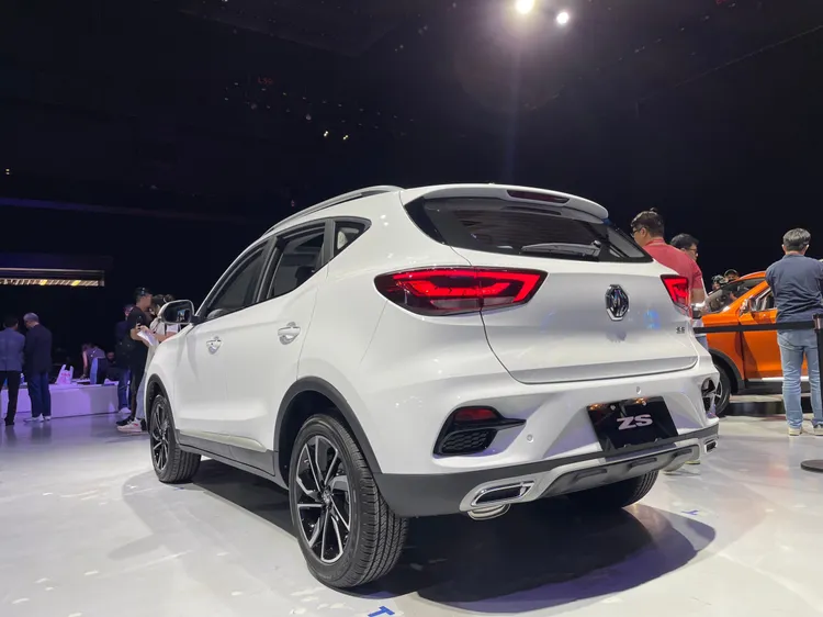 MG ZS除了採用LED尾燈組，也配備霧銀車頂行李架和17吋銀黑切削鋁圈。林浩昇攝