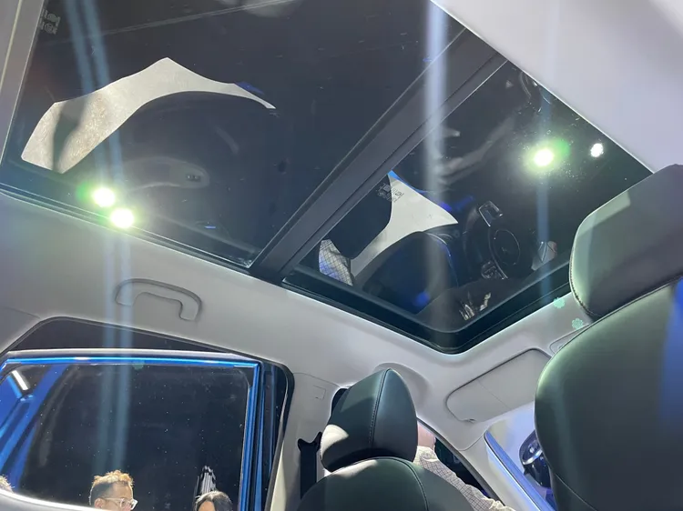 ZS旗艦版一大賣點便是標配同級唯一沉浸式全景天窗。林浩昇攝