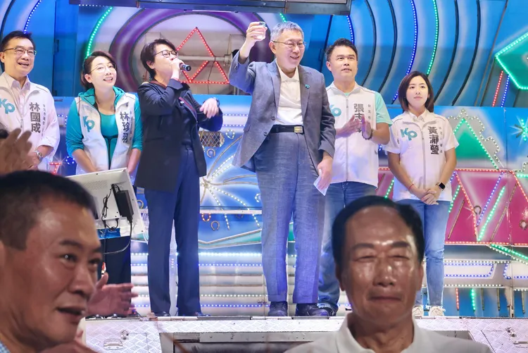 柯文哲和郭台銘29日共同出席計程車工會普渡餐會。資料照 林林攝