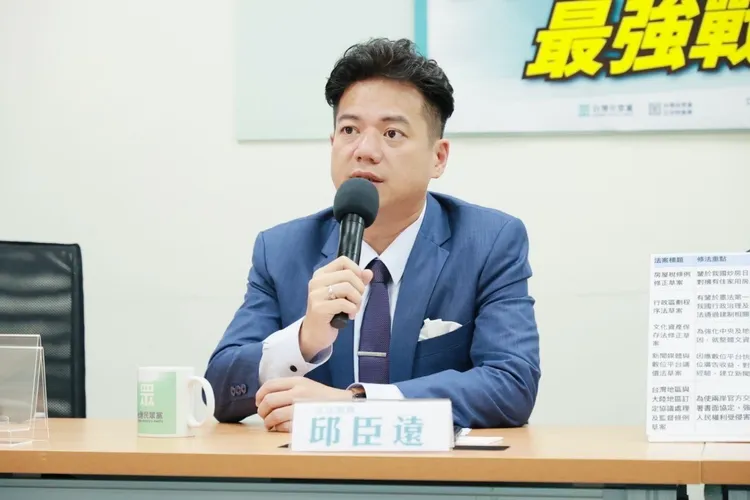 邱臣遠認為郭台銘在柯文哲致詞時背對他，不是非常尊重。民眾黨提供