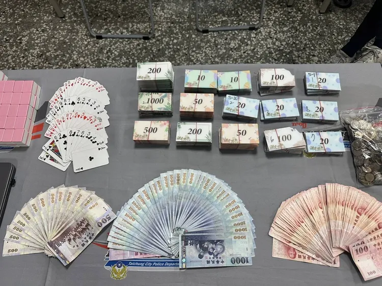 現場查扣賭具、現金5萬多元等證物。民眾提供
