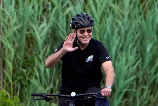 民調:拜登黨內支持率增 但對決川普仍是苦戰