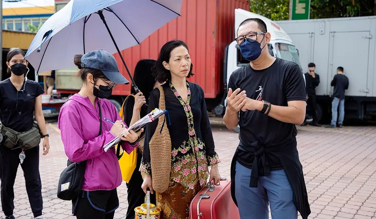 萬芳（中）為戲勤做功課。海鵬影業提供