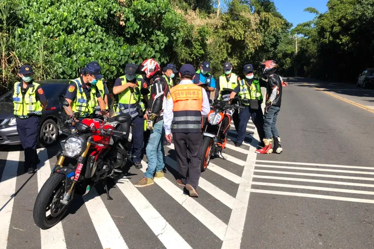 警方假日就路檢，令車友覺得掃興。資料畫面