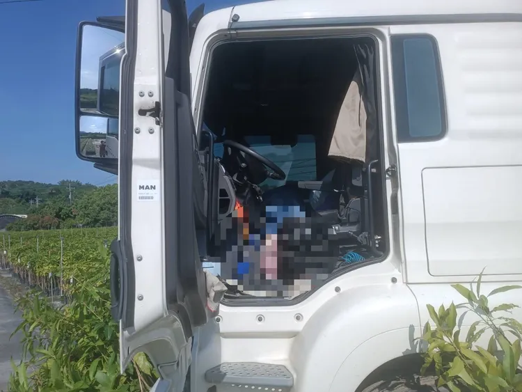 駕駛倒臥前座踏板，被發現時已無氣息。讀者提供