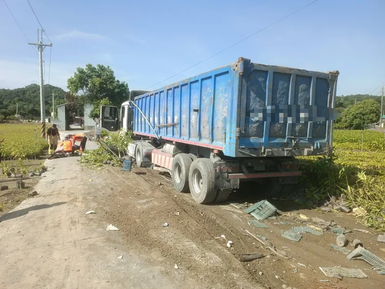 警消當場緊急予以CPR，送醫急救。讀者提供