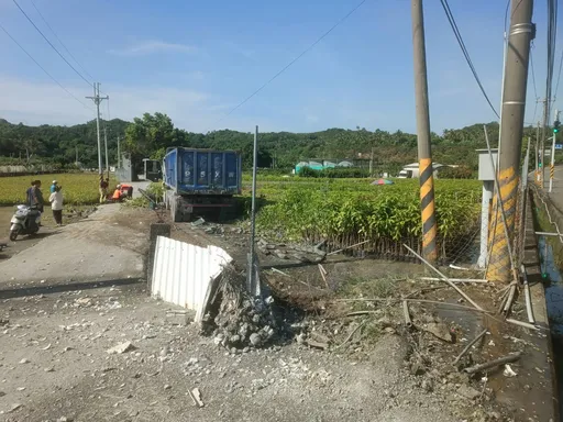 砂石車台3線失控撞分隔島再衝進苗圃 駕駛無呼吸心跳!命危搶救中