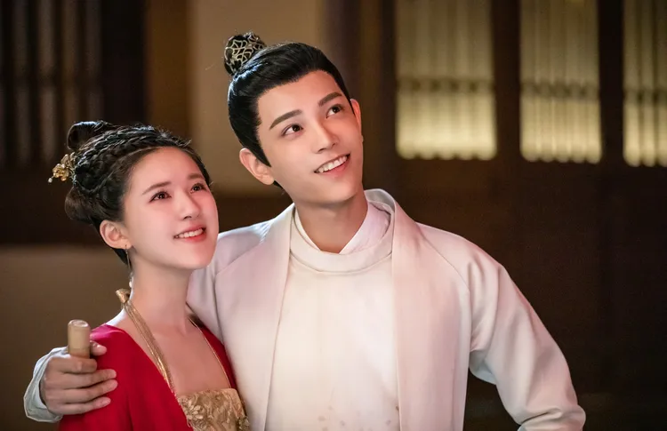 趙露思（左）、丁禹兮合作《傳聞中的陳芊芊》。八大提供