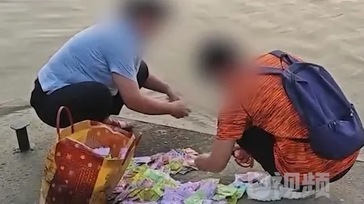 啥？她們在江邊「放生魚豆腐」　網友看傻：什麼清奇的腦迴路