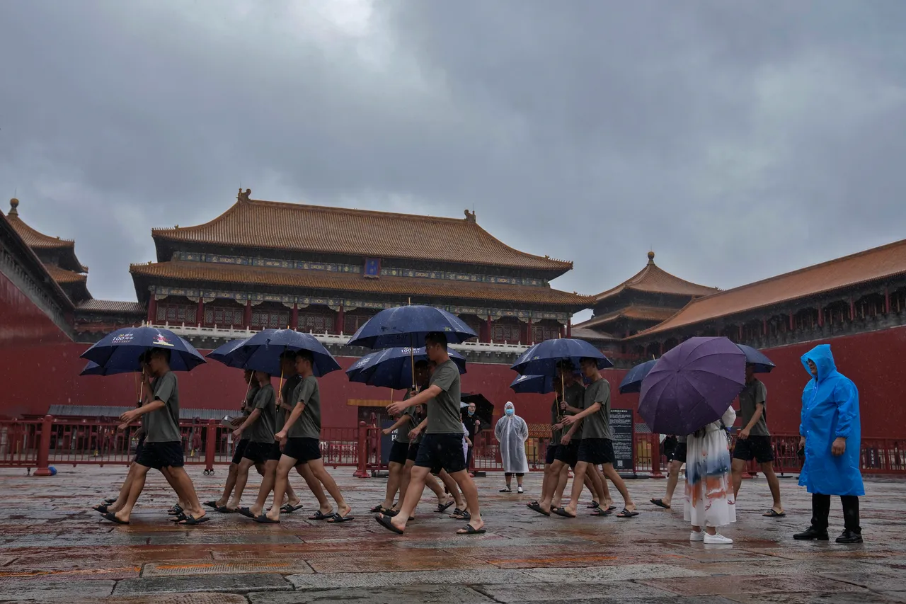 调查显示民众对台湾及中国的看法具零和性；图为北京。美联社