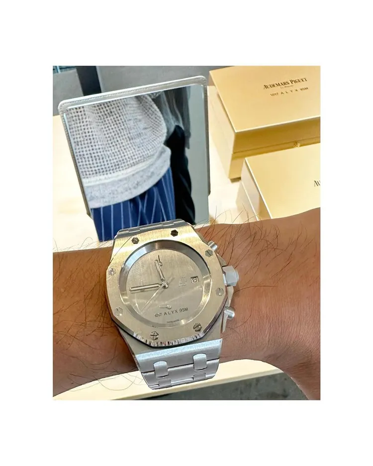 陳柏霖還戴上了18K白金皇家橡樹離岸型42mm自動上鍊計時碼錶。翻攝陳柏霖IG