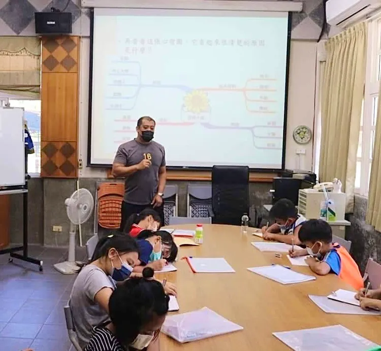 宋麒麟將民族教育課程結合學童生活經驗。教育局提供