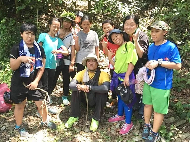 宋麒麟在茂林國小間成立「魯凱歌謠隊」，同時延續至現在服務的多納國小，並擔任指揮。教育局提供