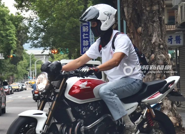 阮經天見路口沒來車，催起油門飆速。特勤中心攝