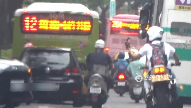 阮經天心情備受影響，狠瞪迴轉車，比了個神秘的手勢。特勤中心攝