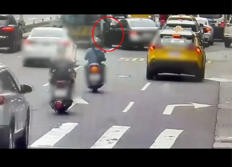 阮經天日前開著756萬的灰色BMW，行經南京東路五段與水泥攪拌車發生擦撞。資料照片