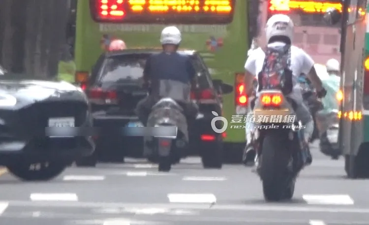 遇到左方來車迴轉，阮經天快速將車身右移閃避。特勤中心攝