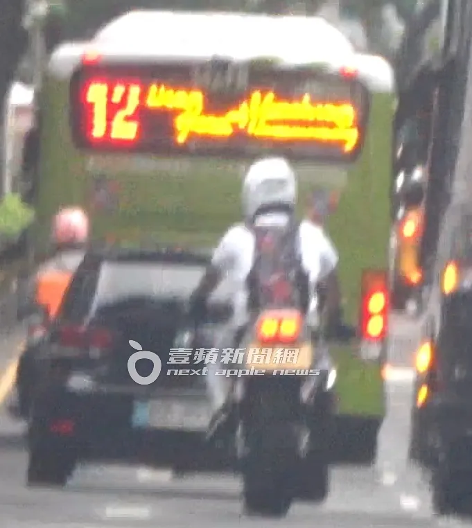 阮經天繼續在馬路穿梭飆速。特勤中心攝