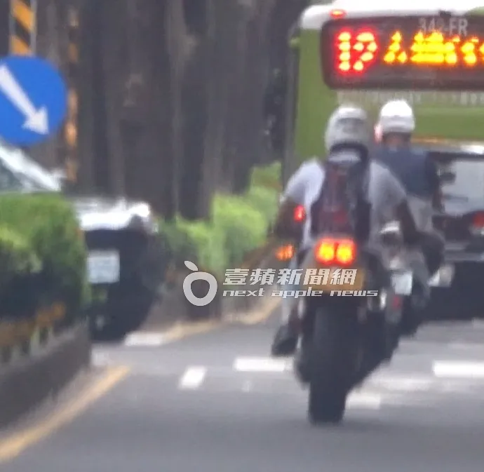 阮經天在馬路上飆速。特勤中心攝