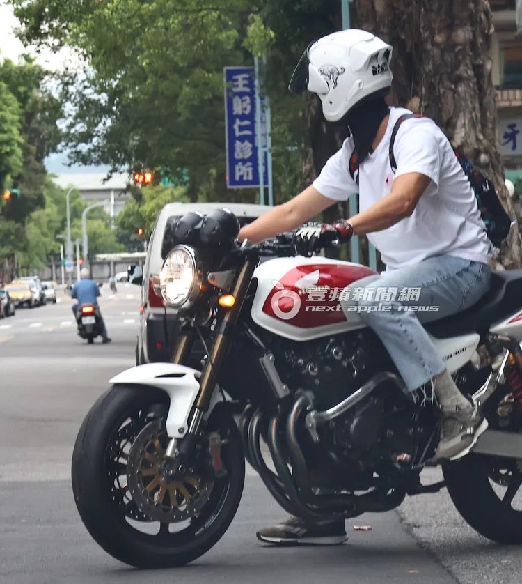 不久後，阮經天戴著黑色口罩、安全帽，騎乘要價50萬元起的本田CB400重型機車再度出門。特勤中心攝