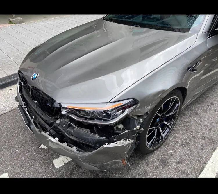 阮經天駕駛756萬的灰色BMW轎車，車頭保險桿掉落。資料照片