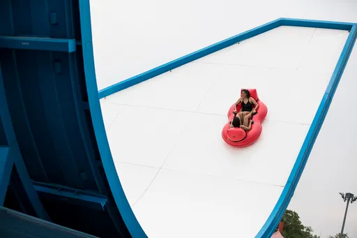 爽衝4層樓高滑水道 女尾椎骨折送醫