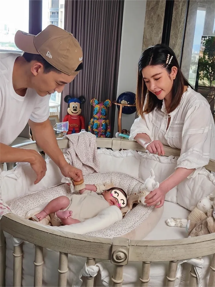 新手爸爸王家梁（左）照顧女兒忒忒手忙腳亂，許維恩在旁幫忙。維恩原創提供