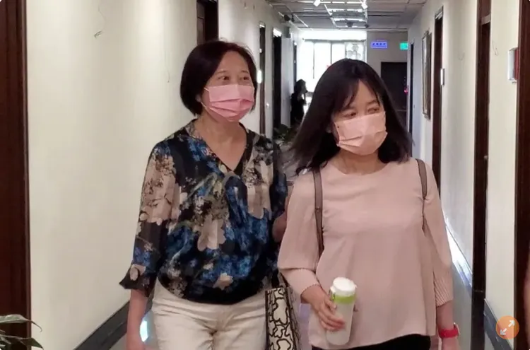 女檢黃錦秋(右)日前由姊姊、律師黃秀惠(左)陪同，到法務部接受檢評會調查。資料照片