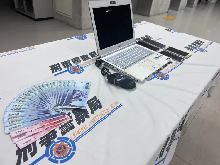 警方查扣犯案證物。翻攝畫面