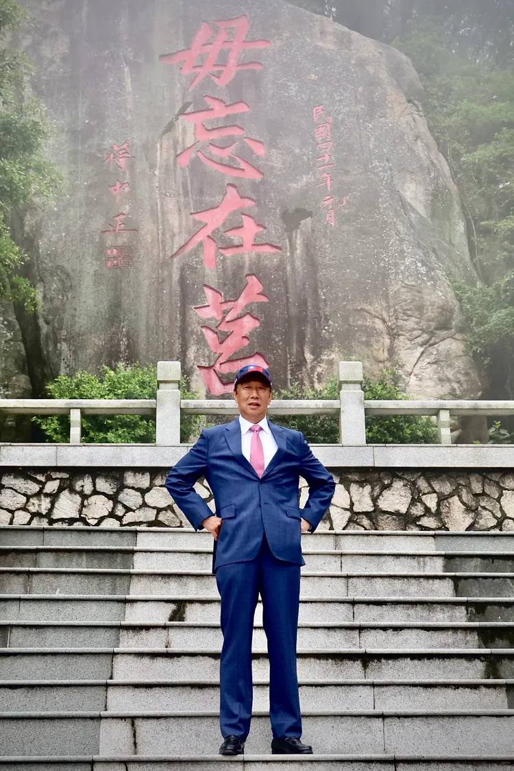 鴻海創辦人郭台銘23日上午前往金門太武山，並在「毋忘在莒」石碑前留影。林林攝