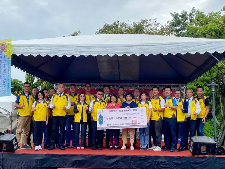 今日活動大雨不斷，仍吸引上千仲介人員捐血。高市不動產仲介公會提供