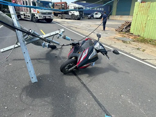 貨車勾倒電線桿害女騎士摔車　周邊127戶衰停電1小時