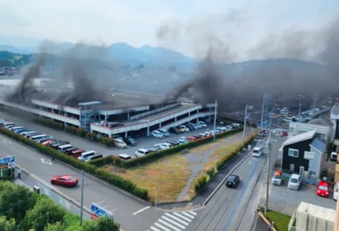 逾100輛汽車遭殃！日本神奈川立體停車場大火