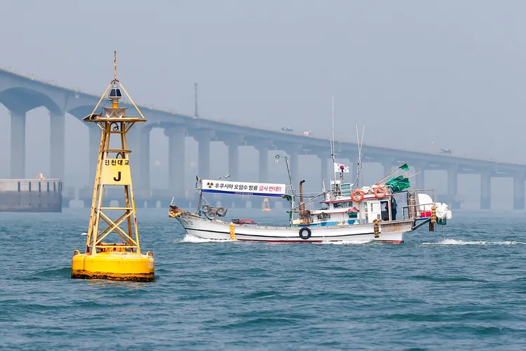 南韓漁船上周於仁川附近「海上遊行」抗議日本排放核處理水。新華社