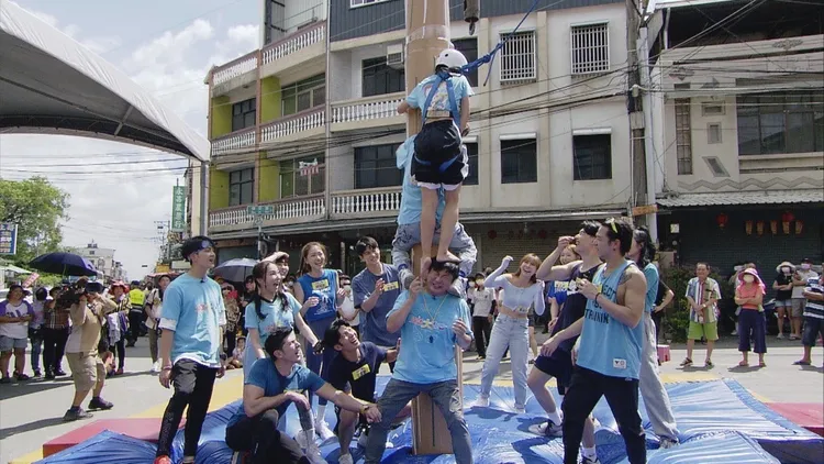 胡瓜（中）被籃籃踩著頭，表情相當痛苦。民視提供