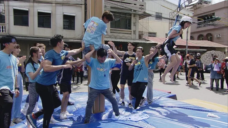 阿翔沒在客氣，踩師父胡瓜往上爬。民視提供