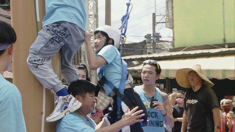 籃籃（右三）為了獎金很拚命，不惜抓阿翔褲子，踩胡瓜（右四），認真為每個月6萬房貸努力。民視提供