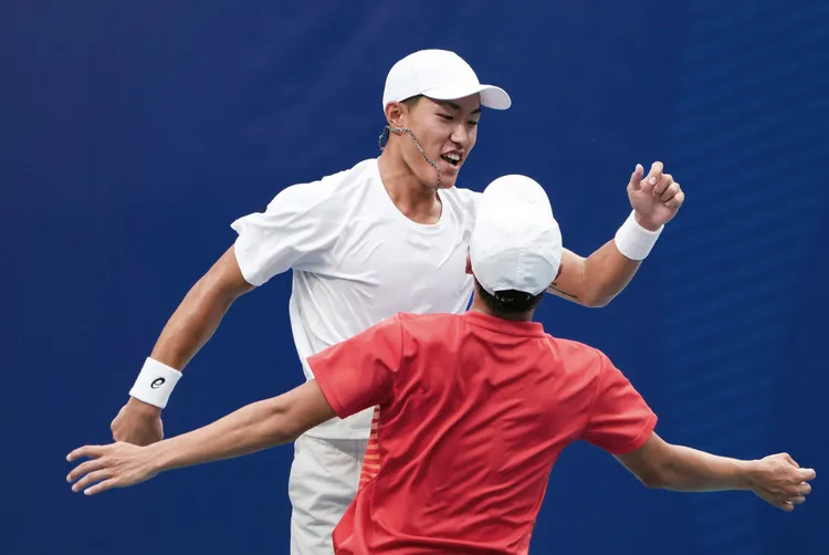 許育修（白色球衣）、黃琮豪慶祝獲勝。新華社