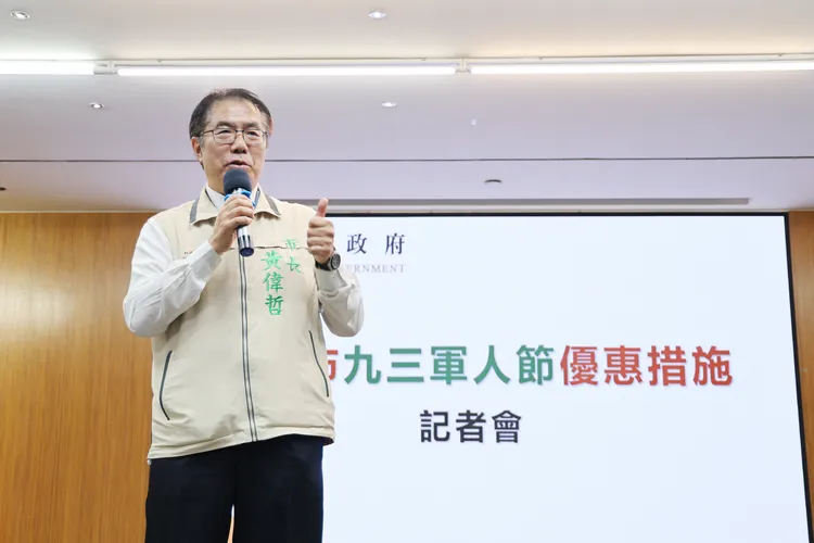 黃偉哲感謝國軍辛勞，以實際行動力挺。市府提供