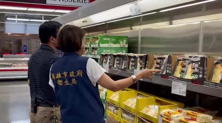 稽查人員賣場稽查抽驗。衛生局提供