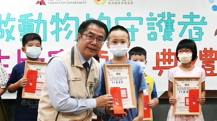 計有39人得獎，台南市長黃偉哲親自頒發獎狀及獎金。頑皮世界提供