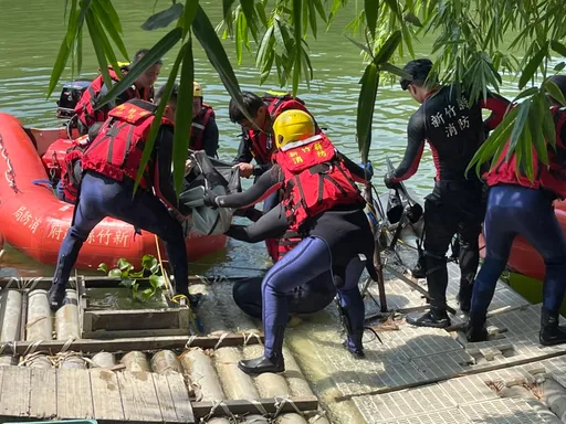 10人峨眉湖玩SUP 23岁男落水遗体找到了