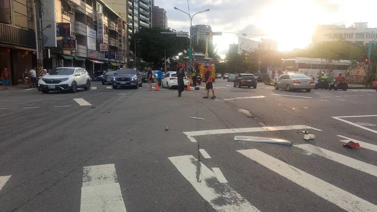 事故發生在松竹路與昌平路口。民眾提供